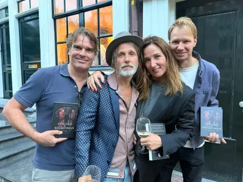 Slumanski met bezoekers die Vangold & Wegrenman vasthouden