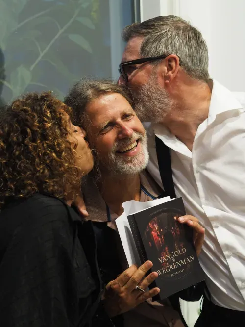 Een warm moment tijdens de boekpresentatie, met het boek in beeld