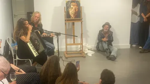 Muziek tijdens de boekpresentatie, met Slumanski en het portret van Luuk Lenz