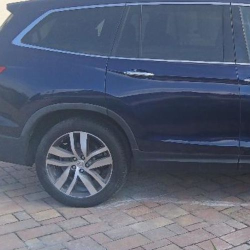 Blue Honda Pilot repaired after mobile service