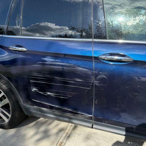 Honda Pilot door scrape before repair