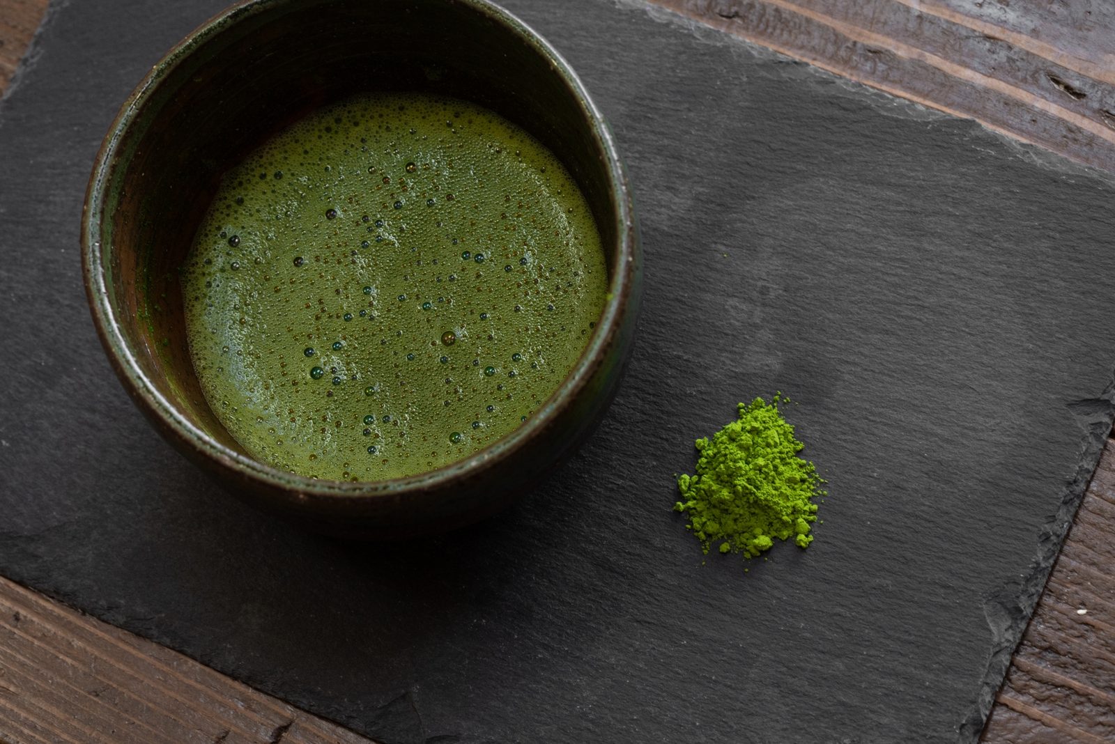 陰影の中の抹茶碗