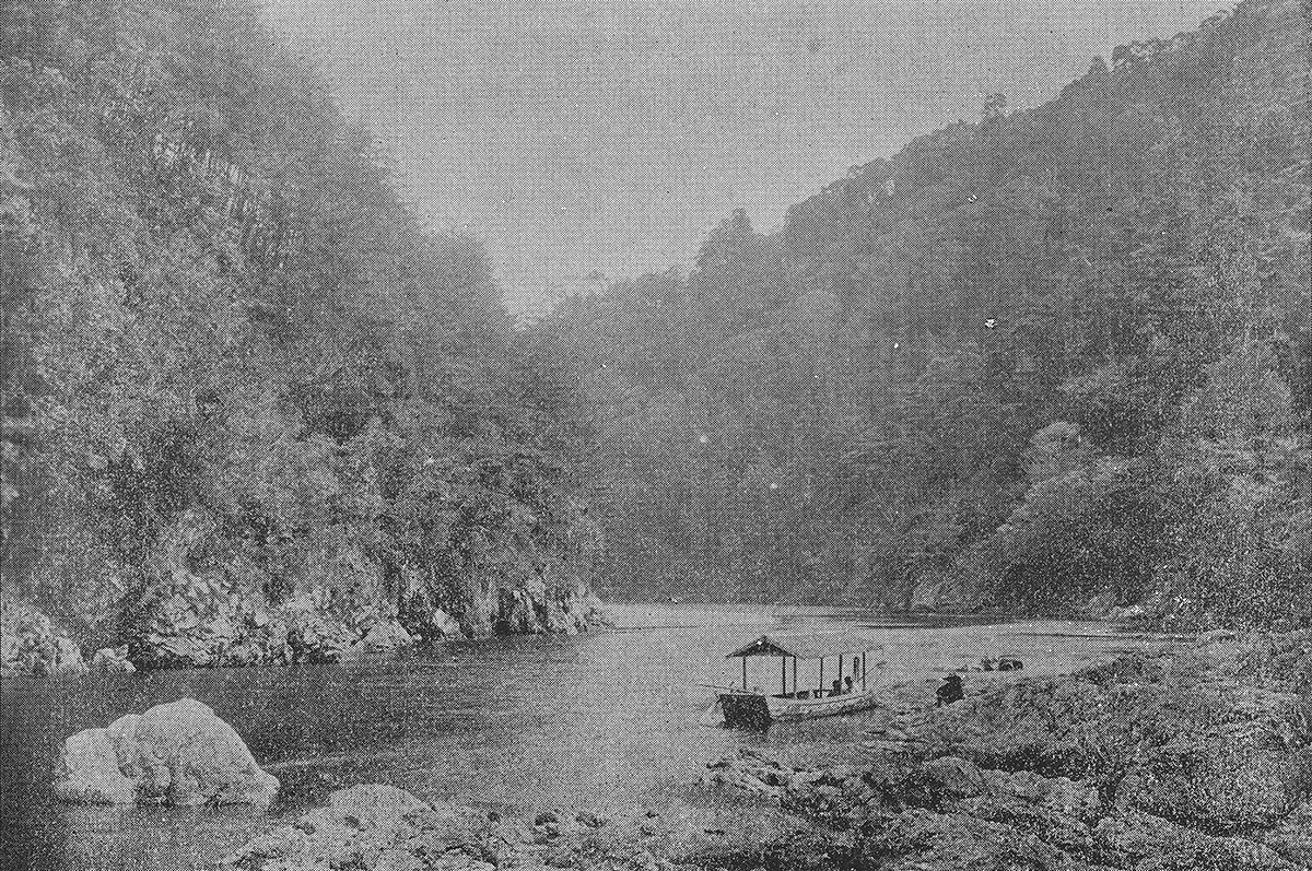 1894年の京都嵐山の屋形船