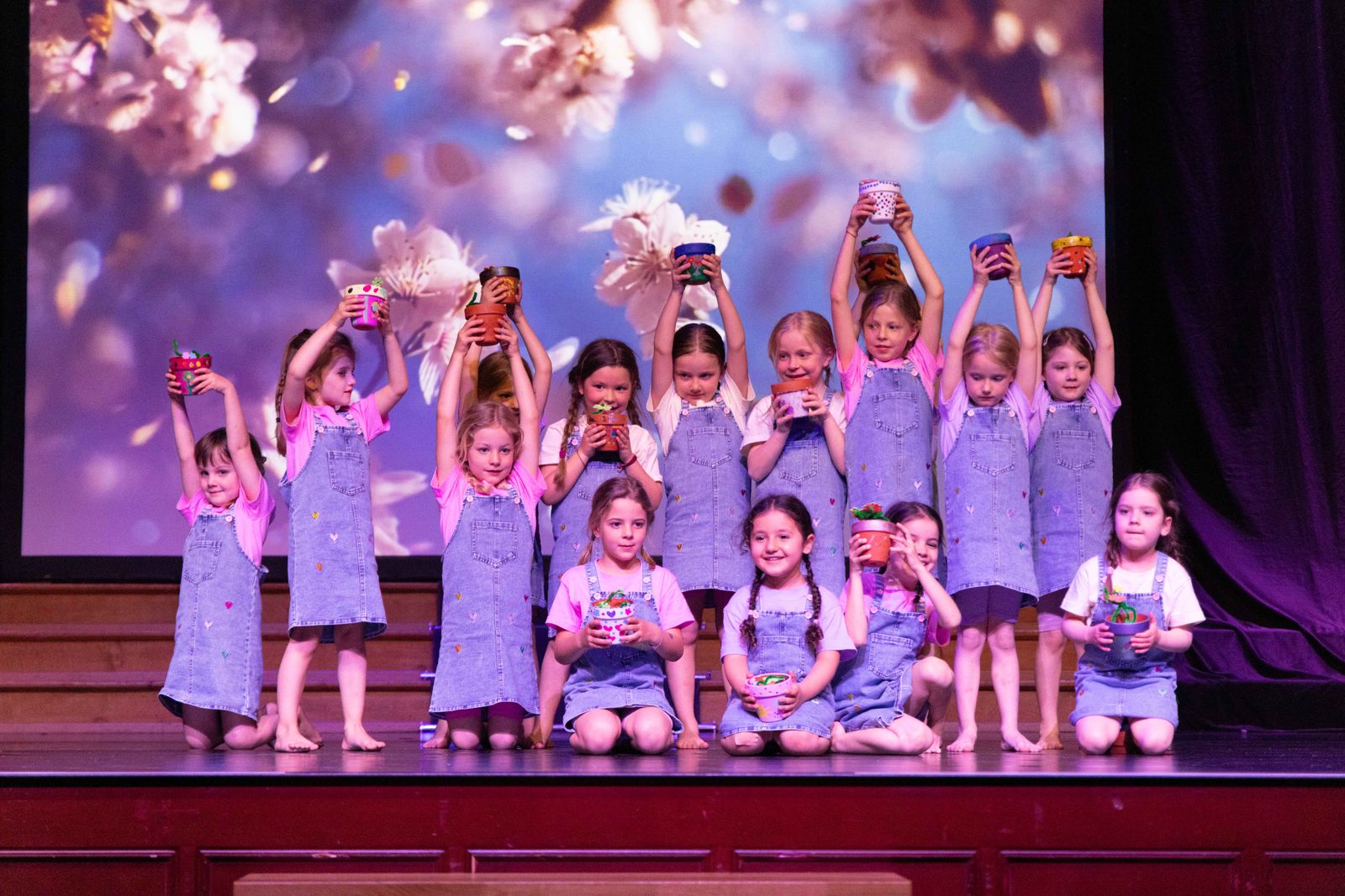 Tänzerinnen der accademia balladyum auf der Bühne der Jahresshow