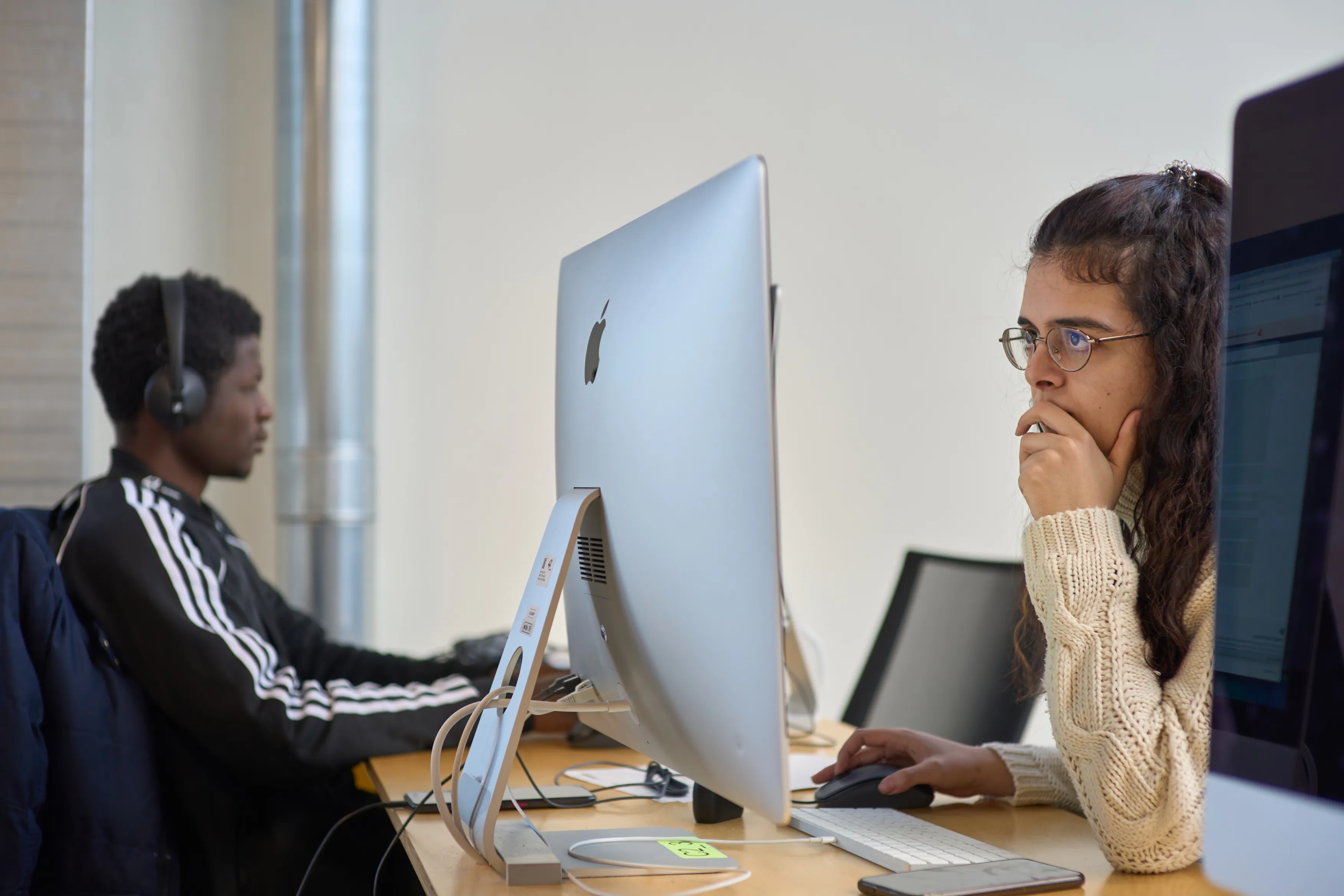 Two students coding side by side during the Piscine at 42 Wolfsburg