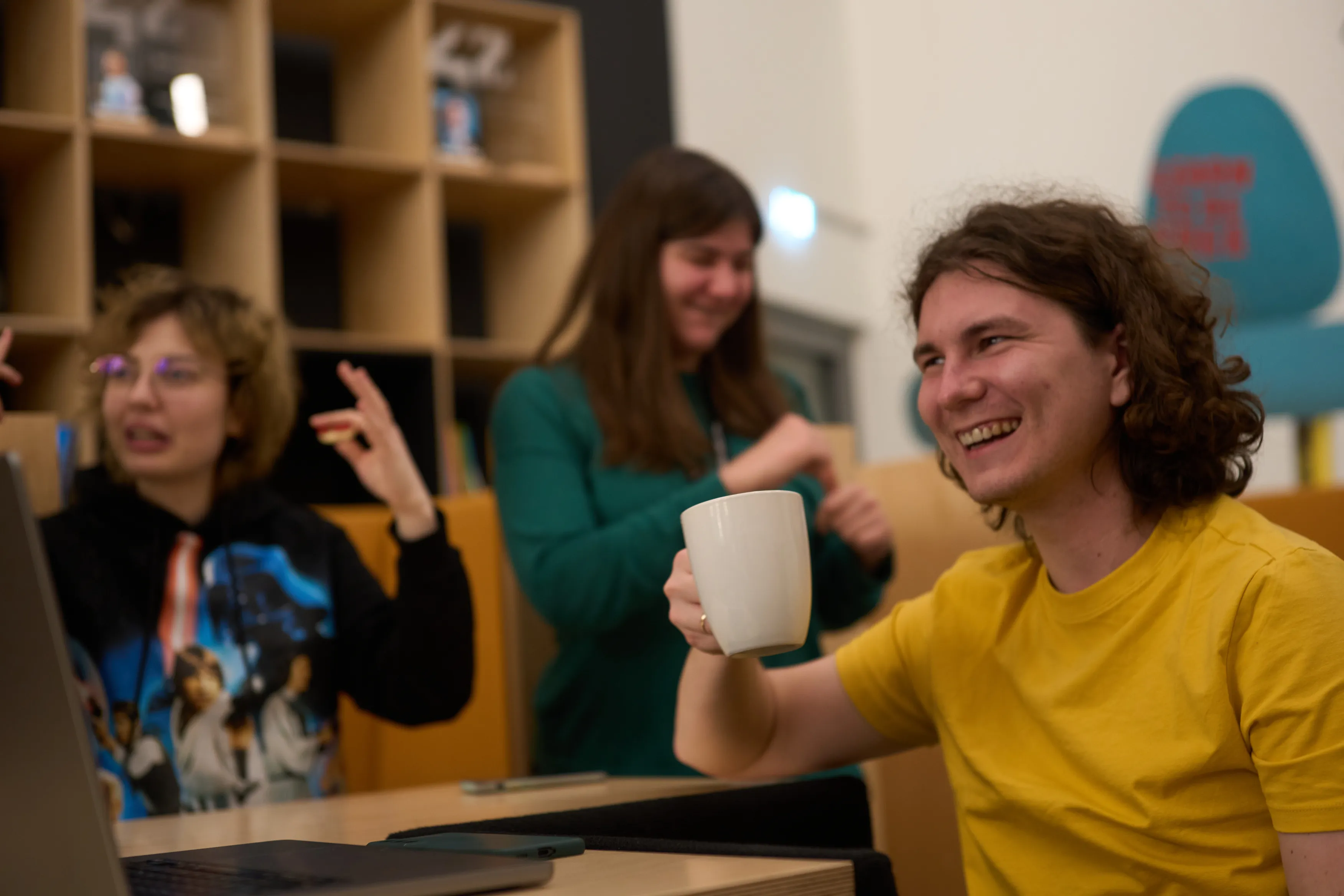 Students laughing over coffee at 42 Wolfsburg