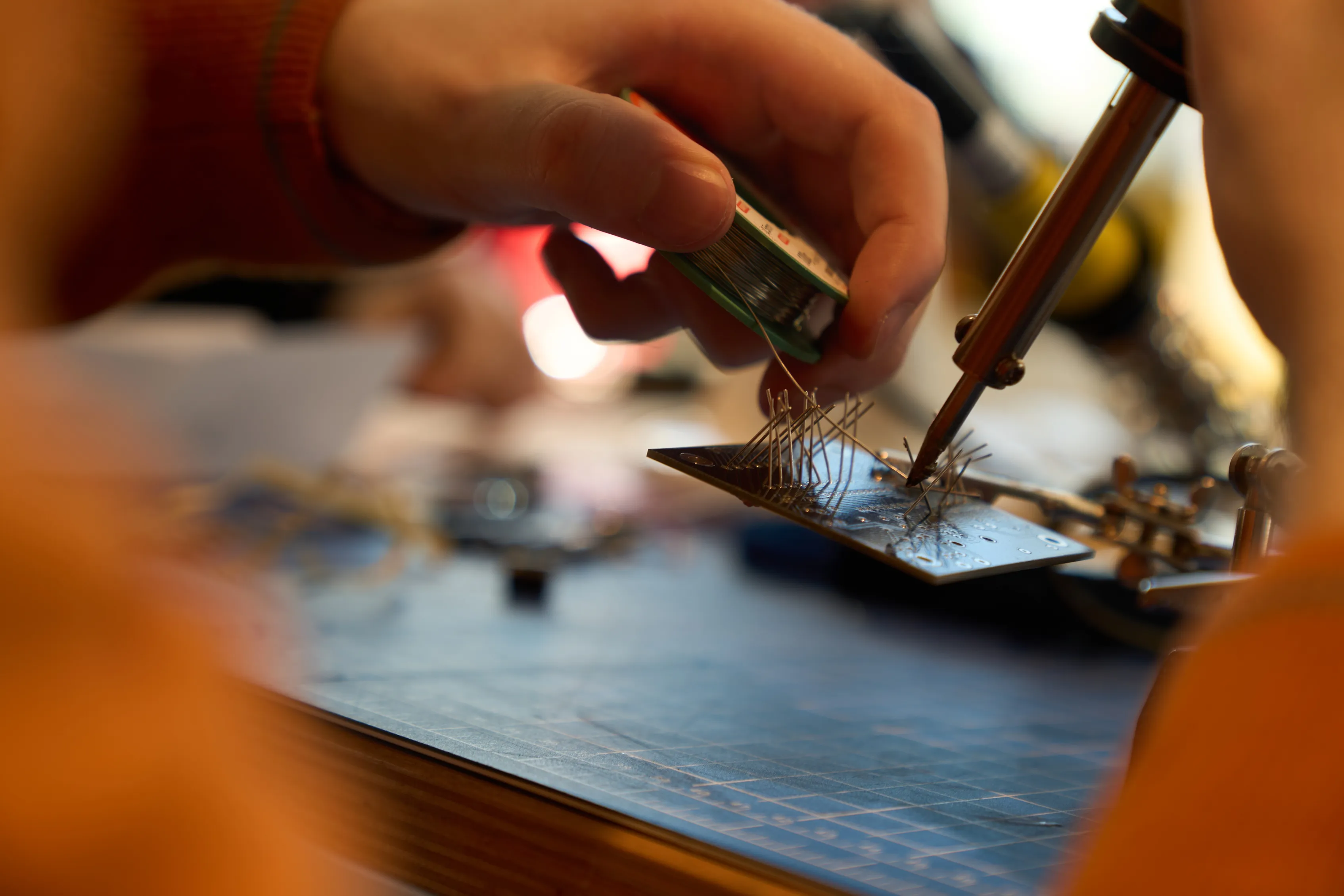 Soldering a circuit board in the 42 Wolfsburg FabLab