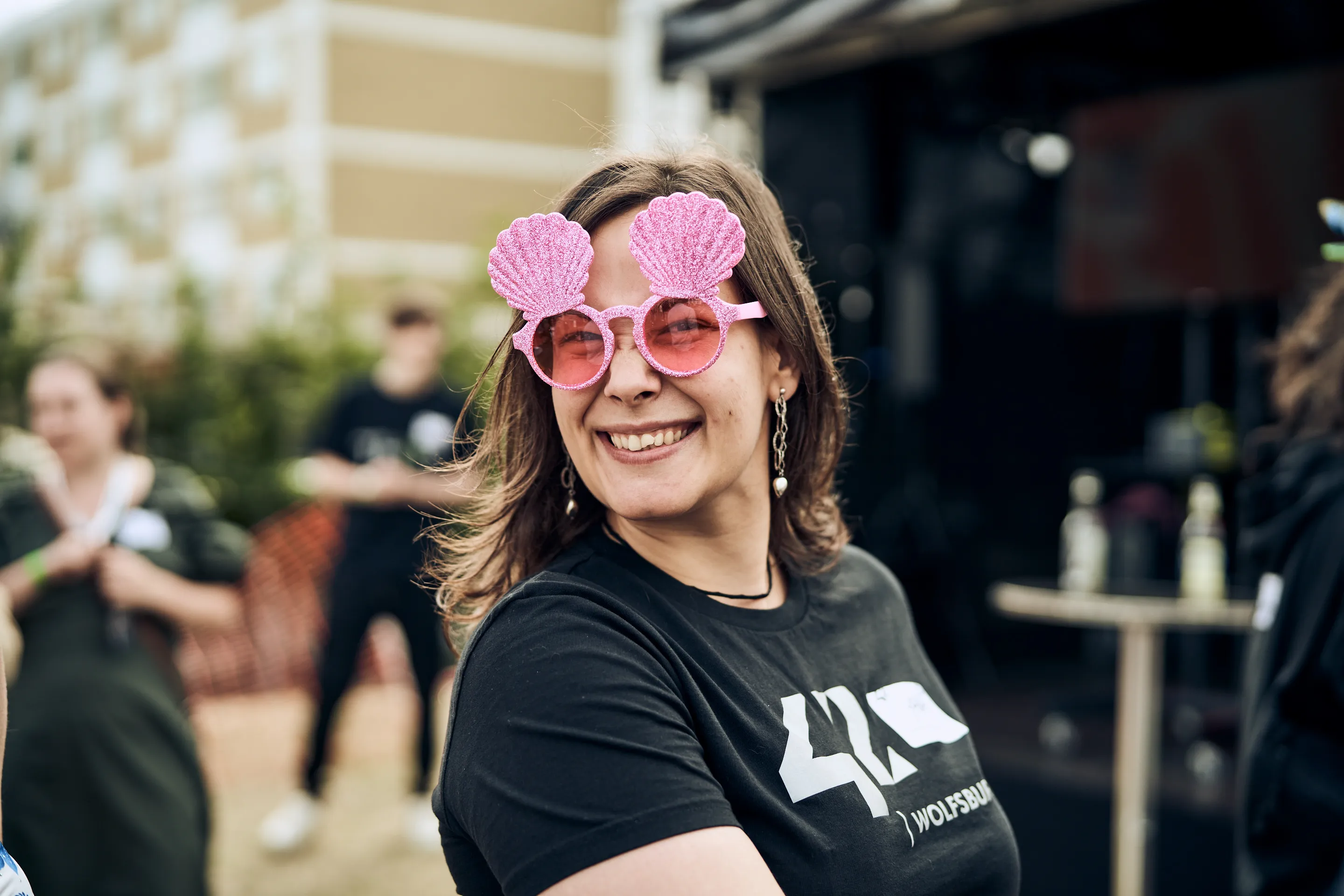 A student in novelty sunglasses at the 42 Wolfsburg summerfest
