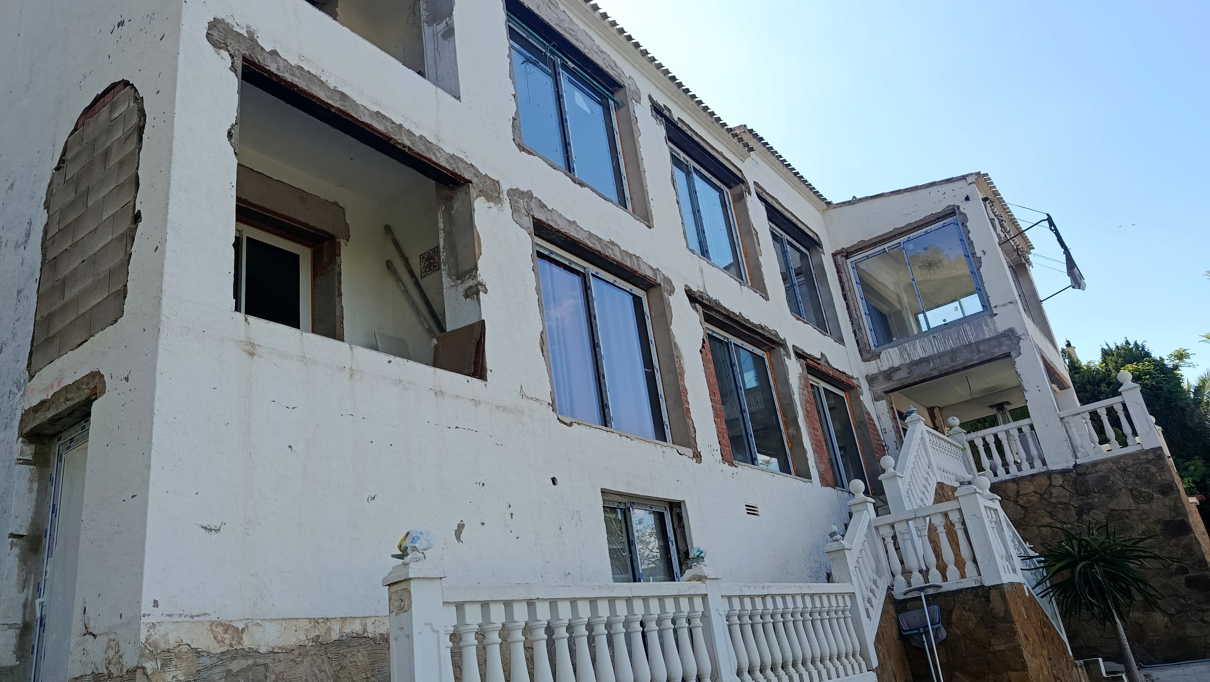 Fachada tras los trabajos de aislamiento exterior y rehabilitación en Valencia