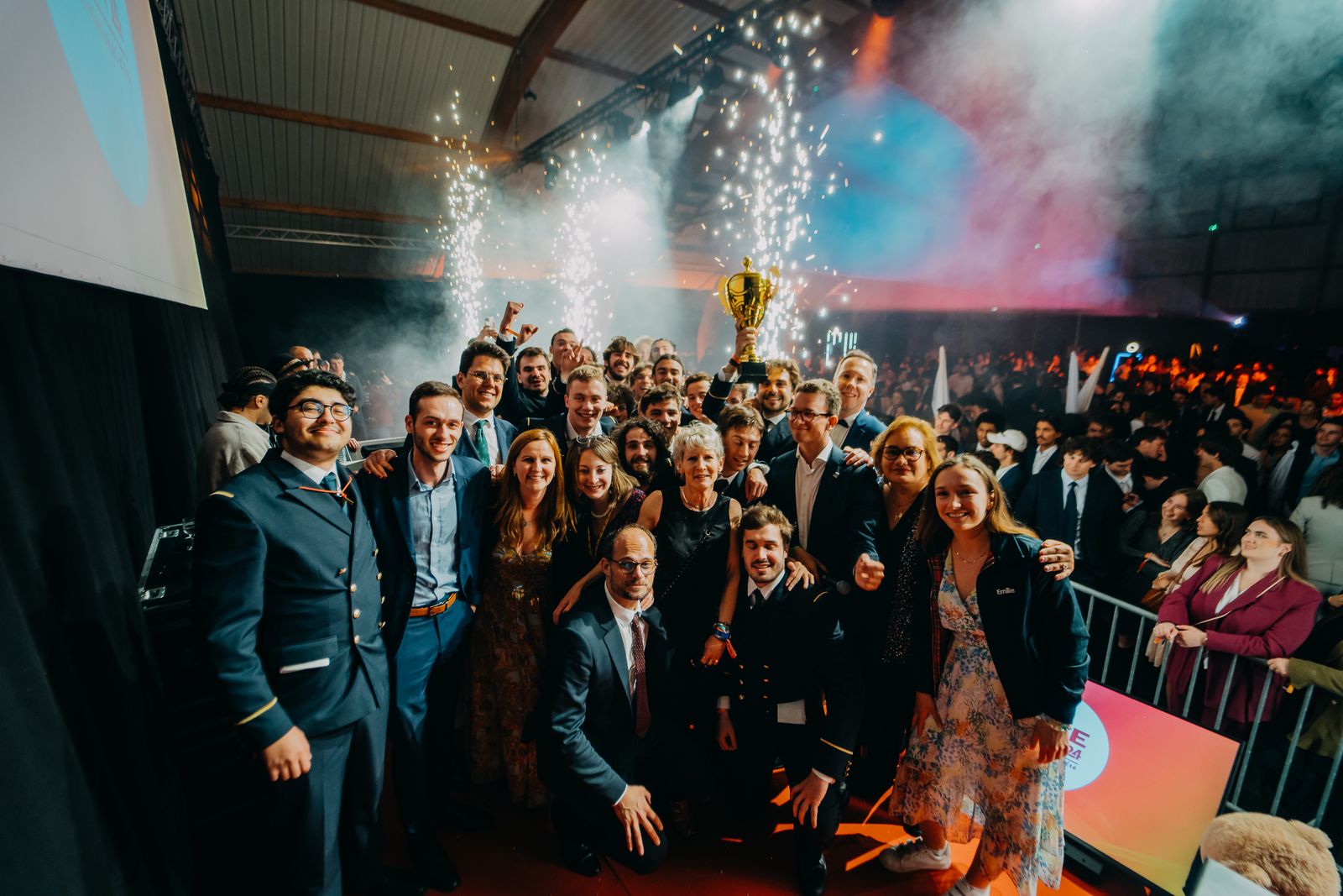 Équipe de l'AMJE recevant son trophée de Meilleure Junior-Entreprise de France au congrès de la CNJE