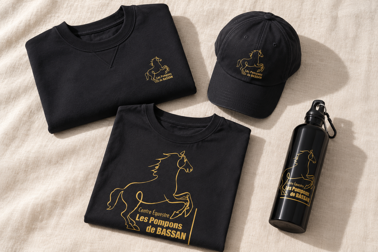 Visuel de présentation du pack confort : sweat-shirt, tee-shirt, casquette et gourde noirs et dorés