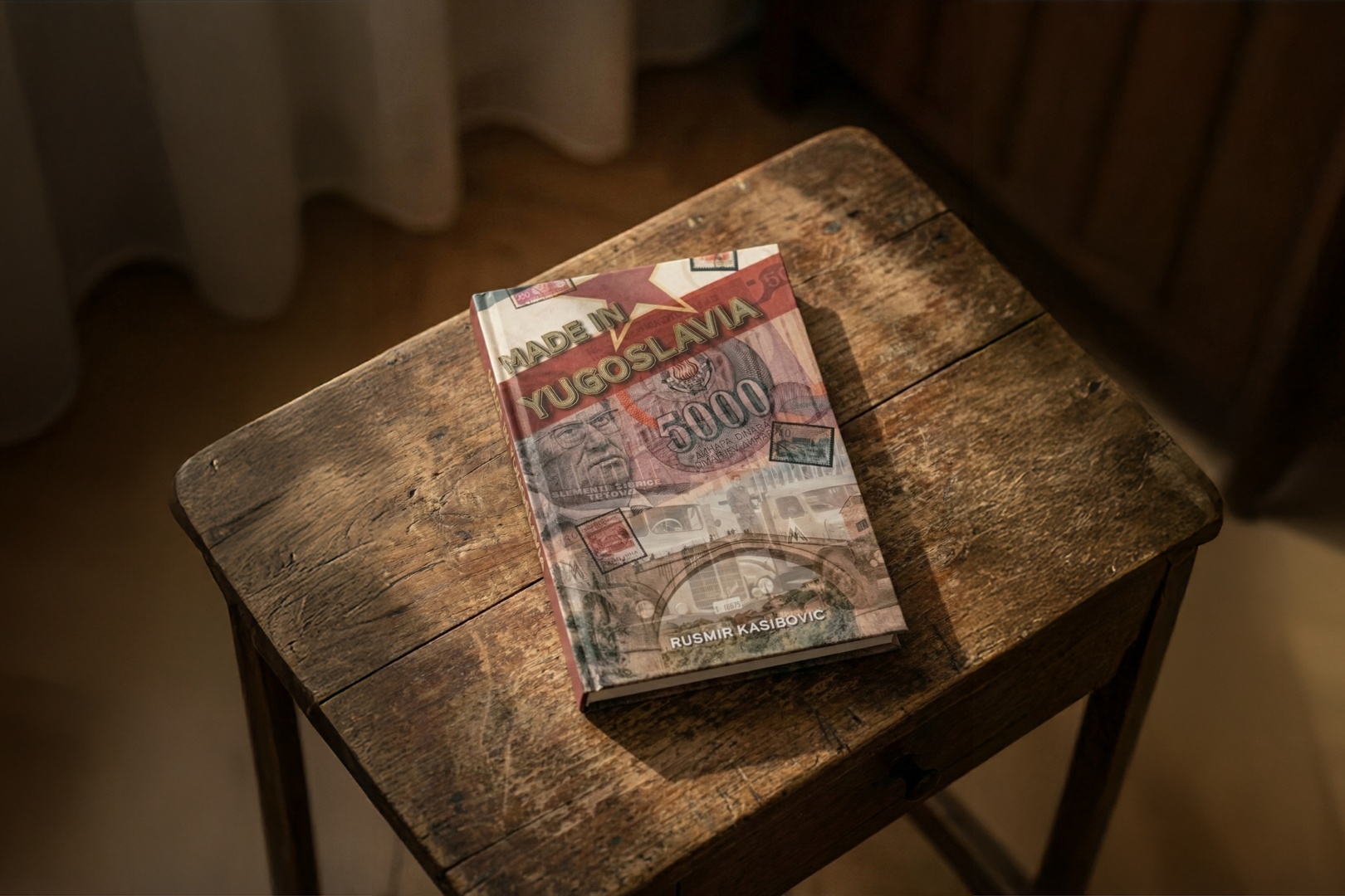 Made in Yugoslavia – Buch von Rusmir Kasibovic auf einem Holztisch