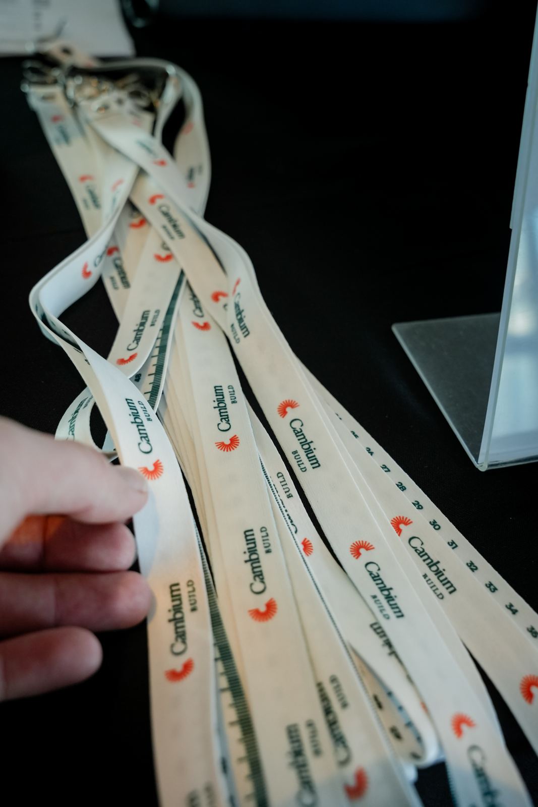 Cordones de acreditación de Cambium.Build con escala en centímetros