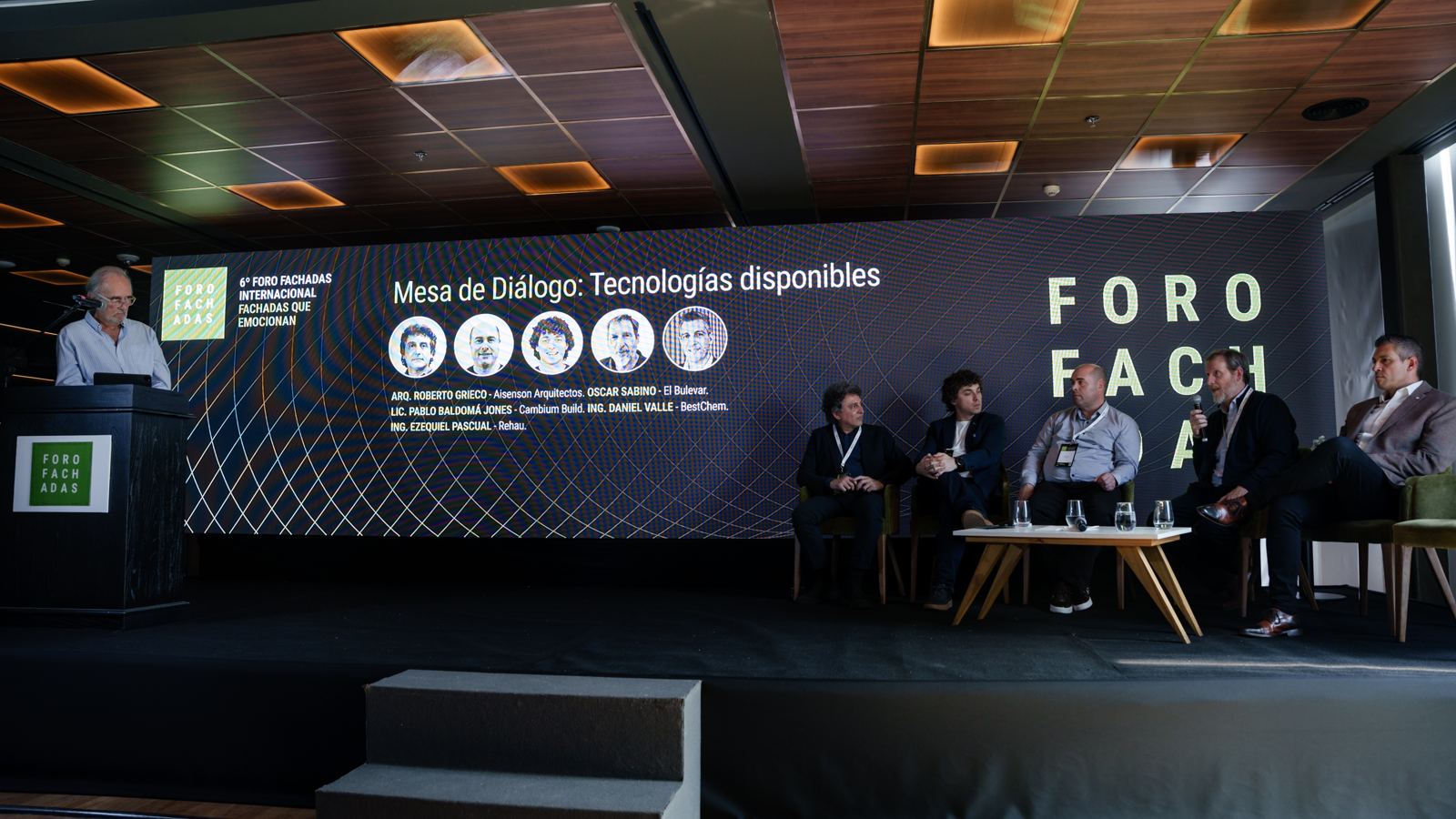 Mesa de diálogo Tecnologías disponibles en el escenario del Foro de Fachadas, con cinco panelistas
