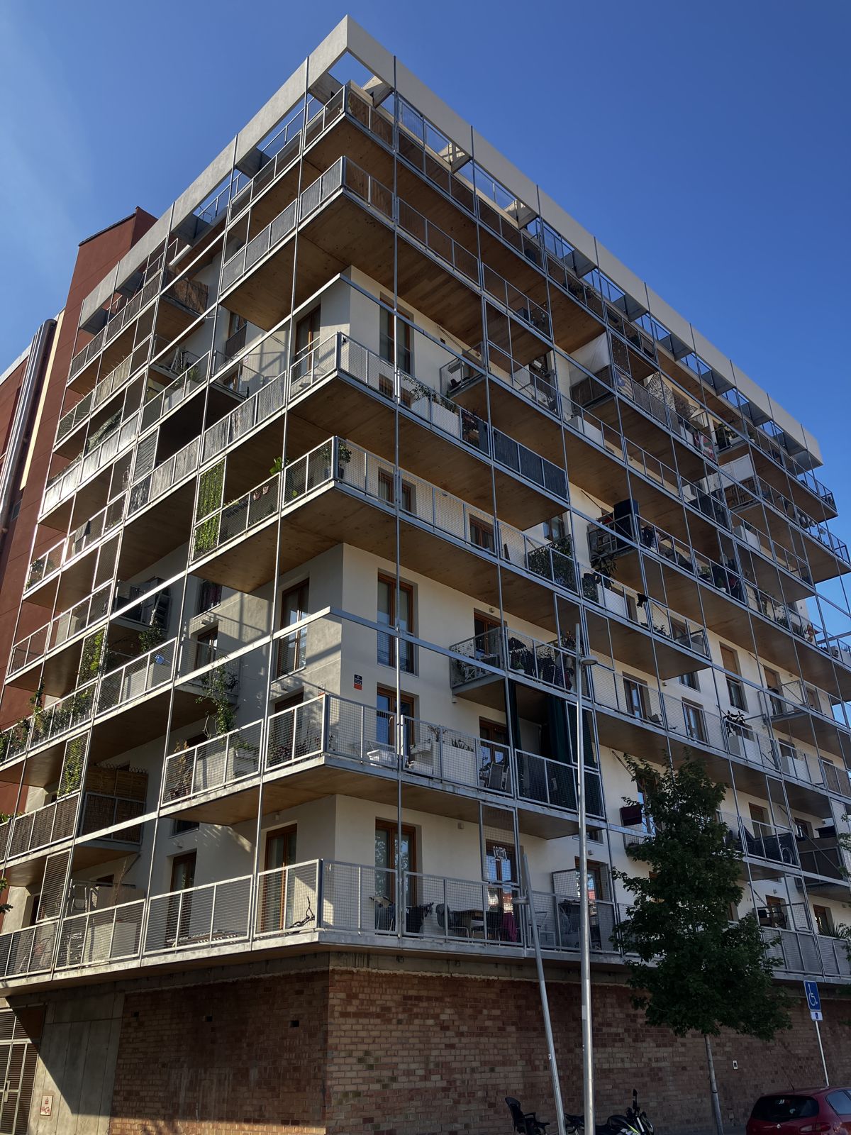 Fachada de Terrazas para la Vida con terrazas de CLT y estructura de acero galvanizado