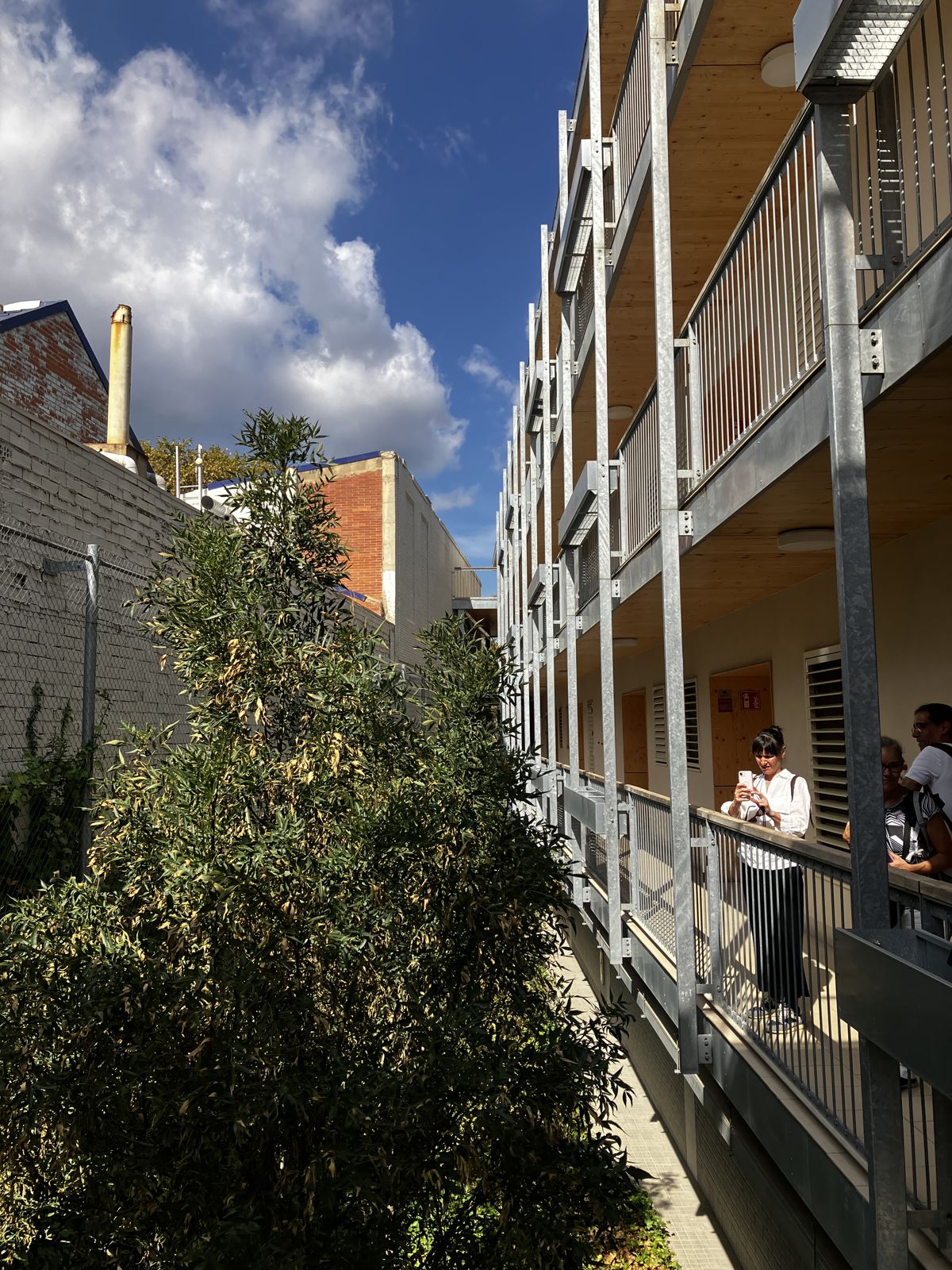Pasarelas de acceso a las viviendas de Binéfar 22, con estructura de acero galvanizado y techo de CLT visto