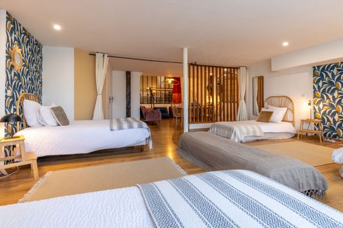 Overview of the single beds and partitions in La Chambrée’s sleeping area