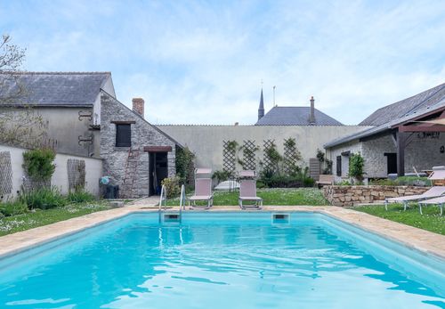 Overview of the pool and buildings surrounding the garden