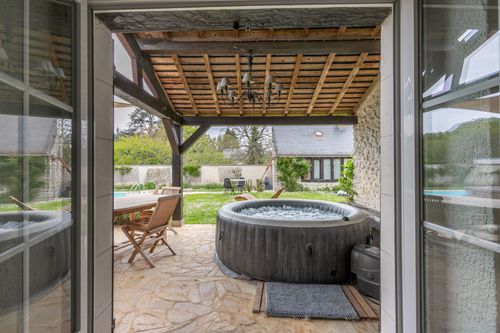The hot tub under the covered terrace