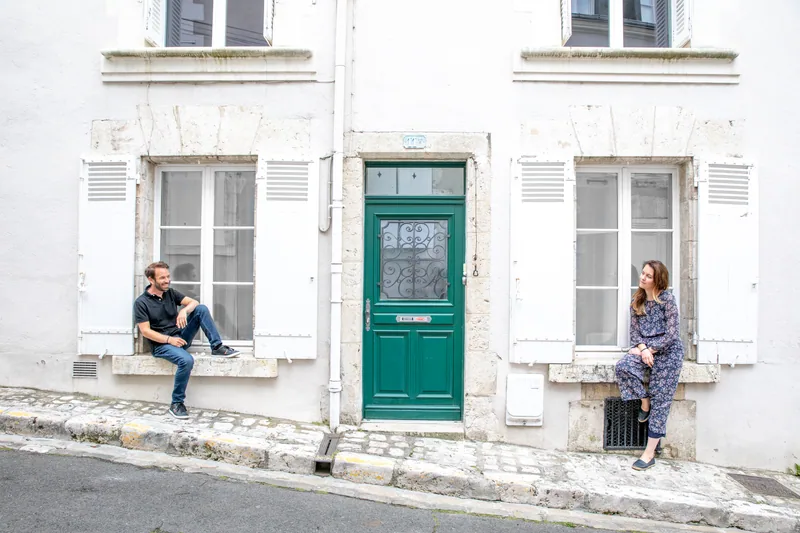 Raphaël et Tiffany devant la Demeure de Chemonton, à Blois