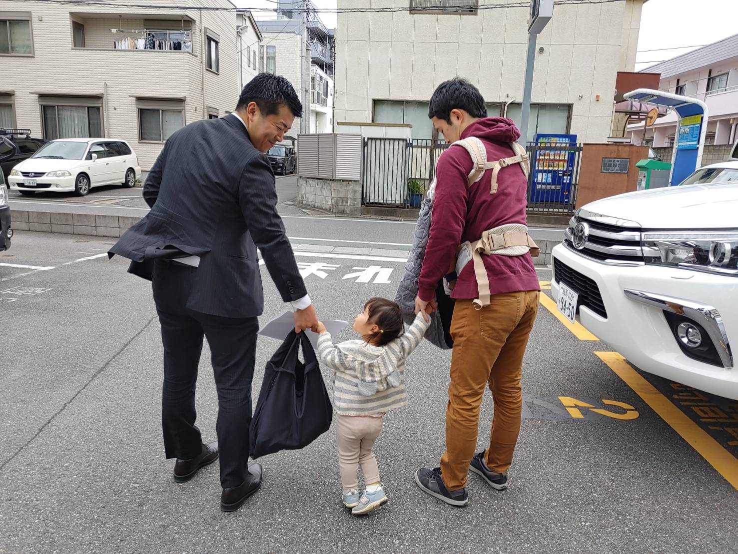 子どもと手をつなぎ、笑顔で振り返る平山とご家族