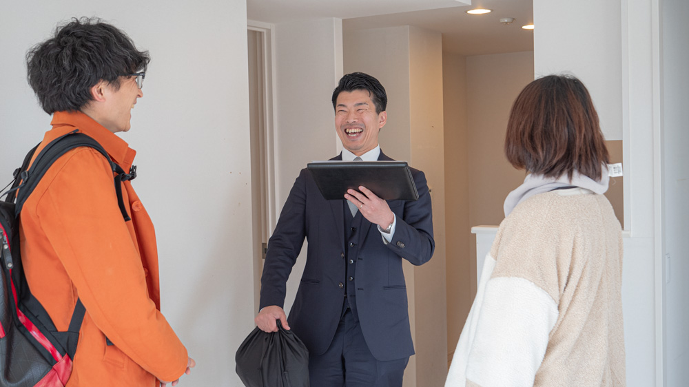 内見先で笑顔で話す平山と参加者