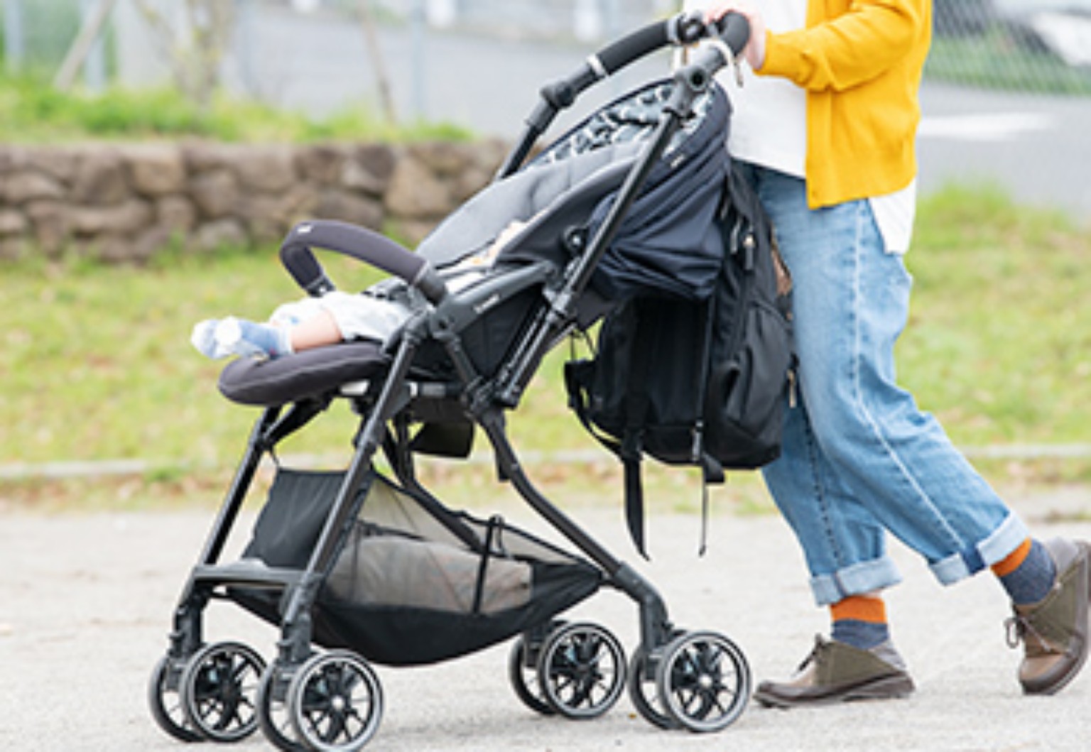 ベビーカーで街を歩く子育てのイメージ