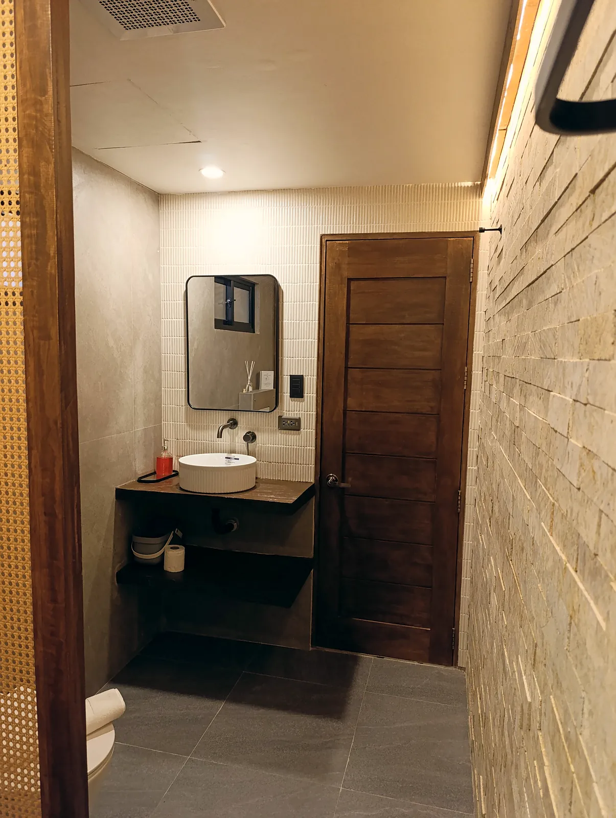 Private bathroom in the Deluxe room