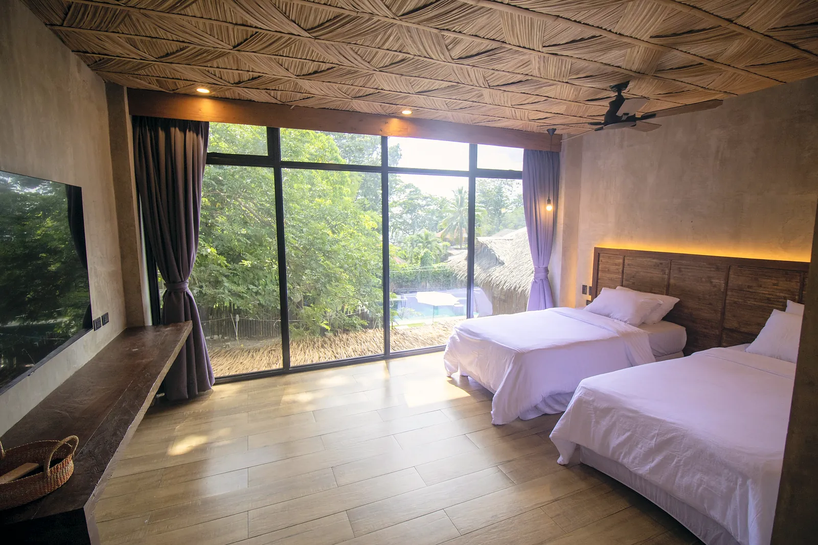 Deluxe Twin room with windows to the garden
