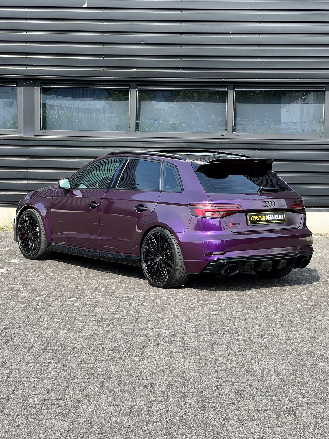 Audi RS3 Sportback in glanzend paars met zwarte velgen