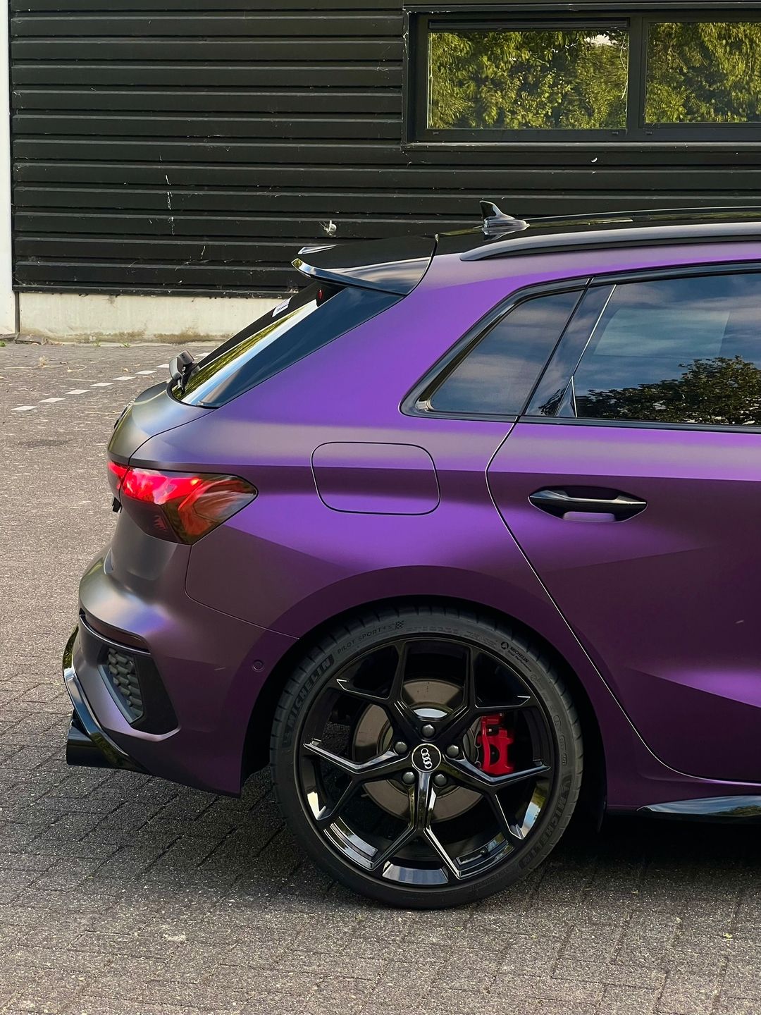 Audi S3 in paarse chameleon-kleur met zwarte velgen, zijaanzicht