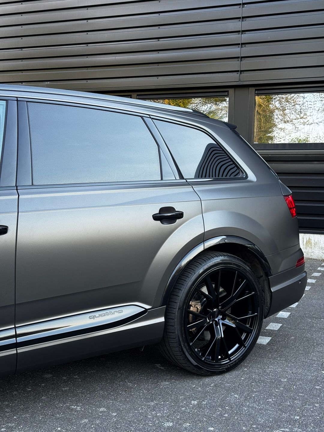 Audi Q7 in satijn grijs, zijaanzicht met zwarte velgen