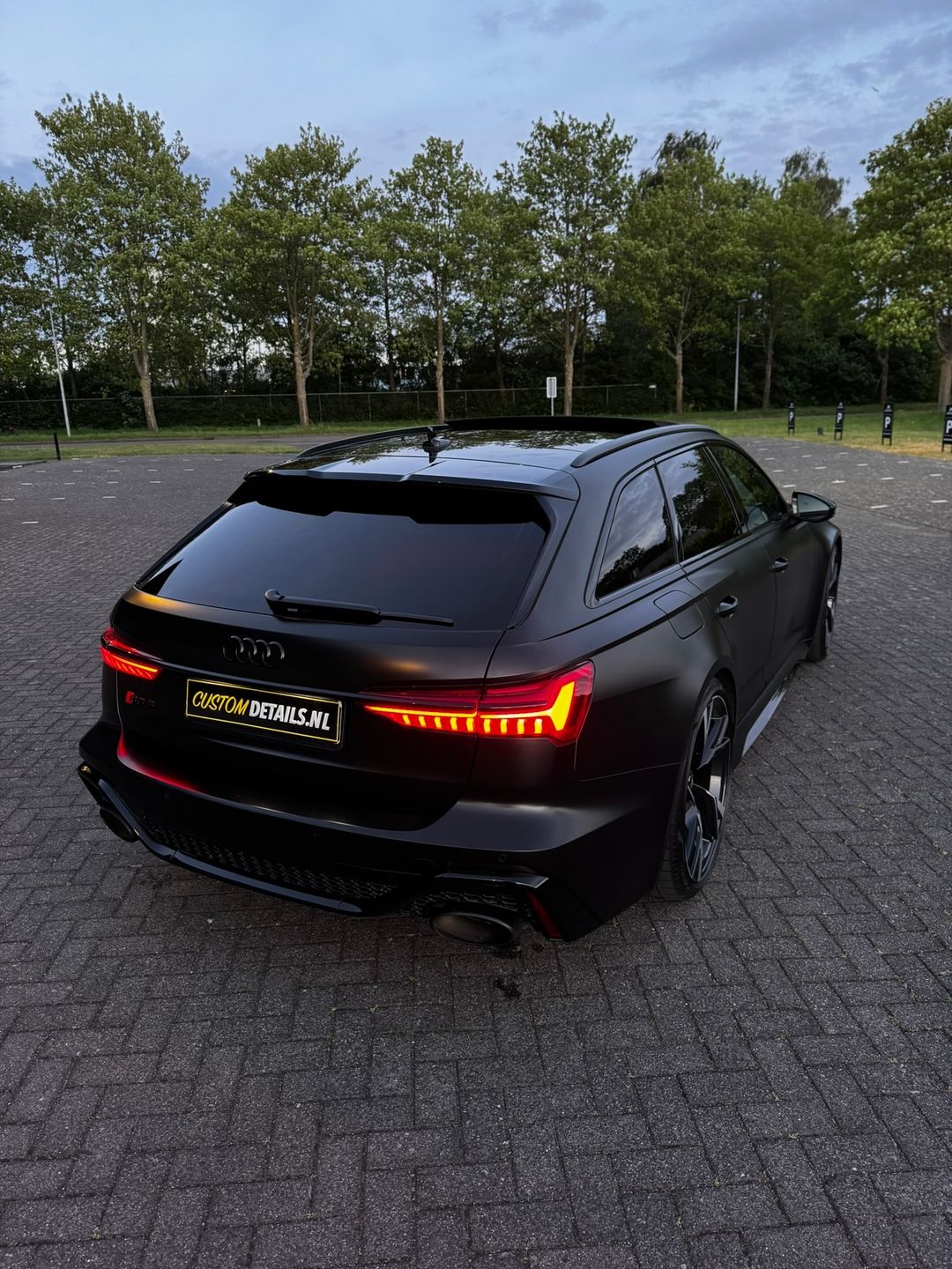 Audi RS6 Avant gewrapt in satijn zwart