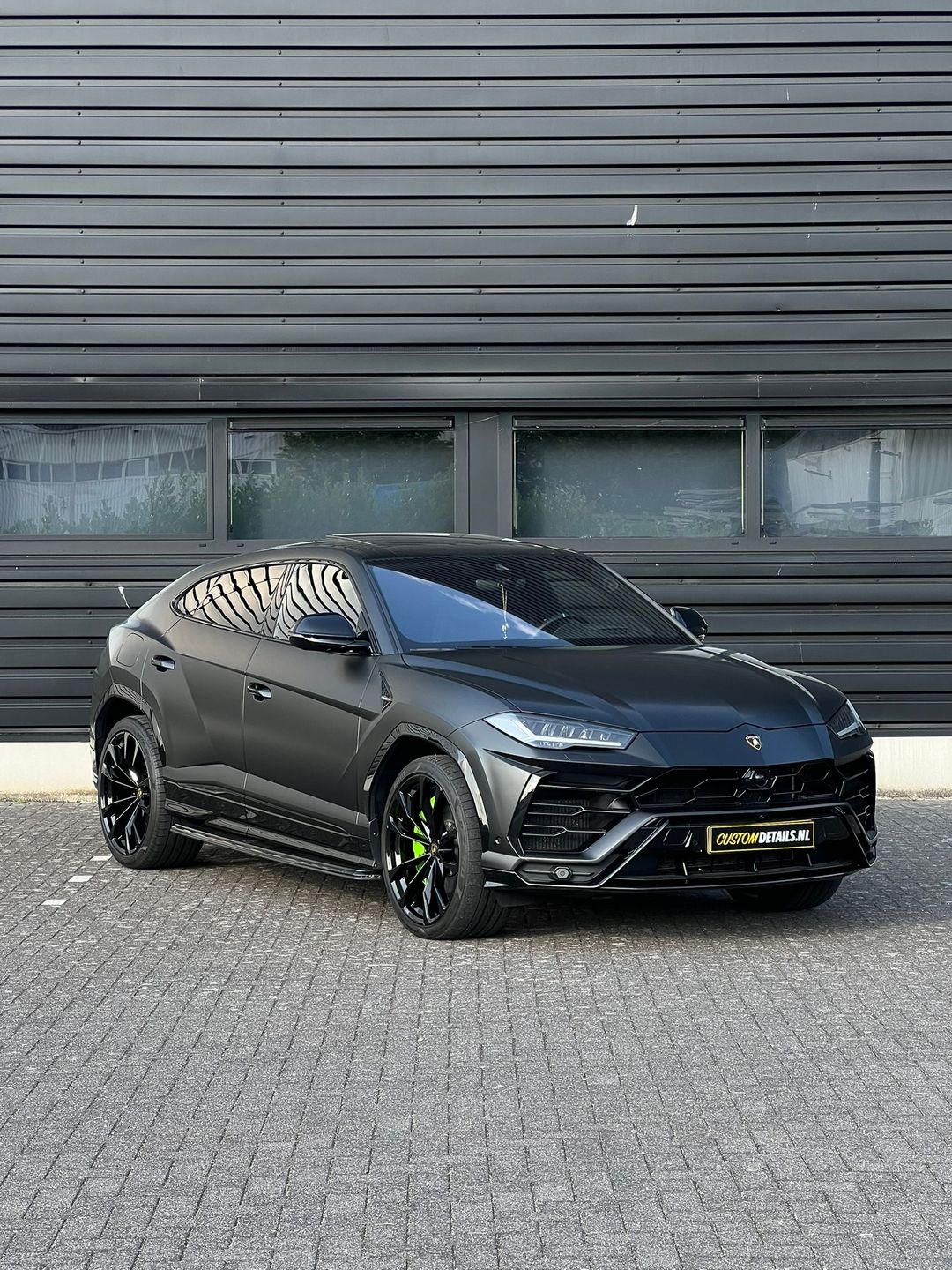 Lamborghini Urus in satijn zwart met groene remklauwen bij de werkplaats van CustomDetails in Almere