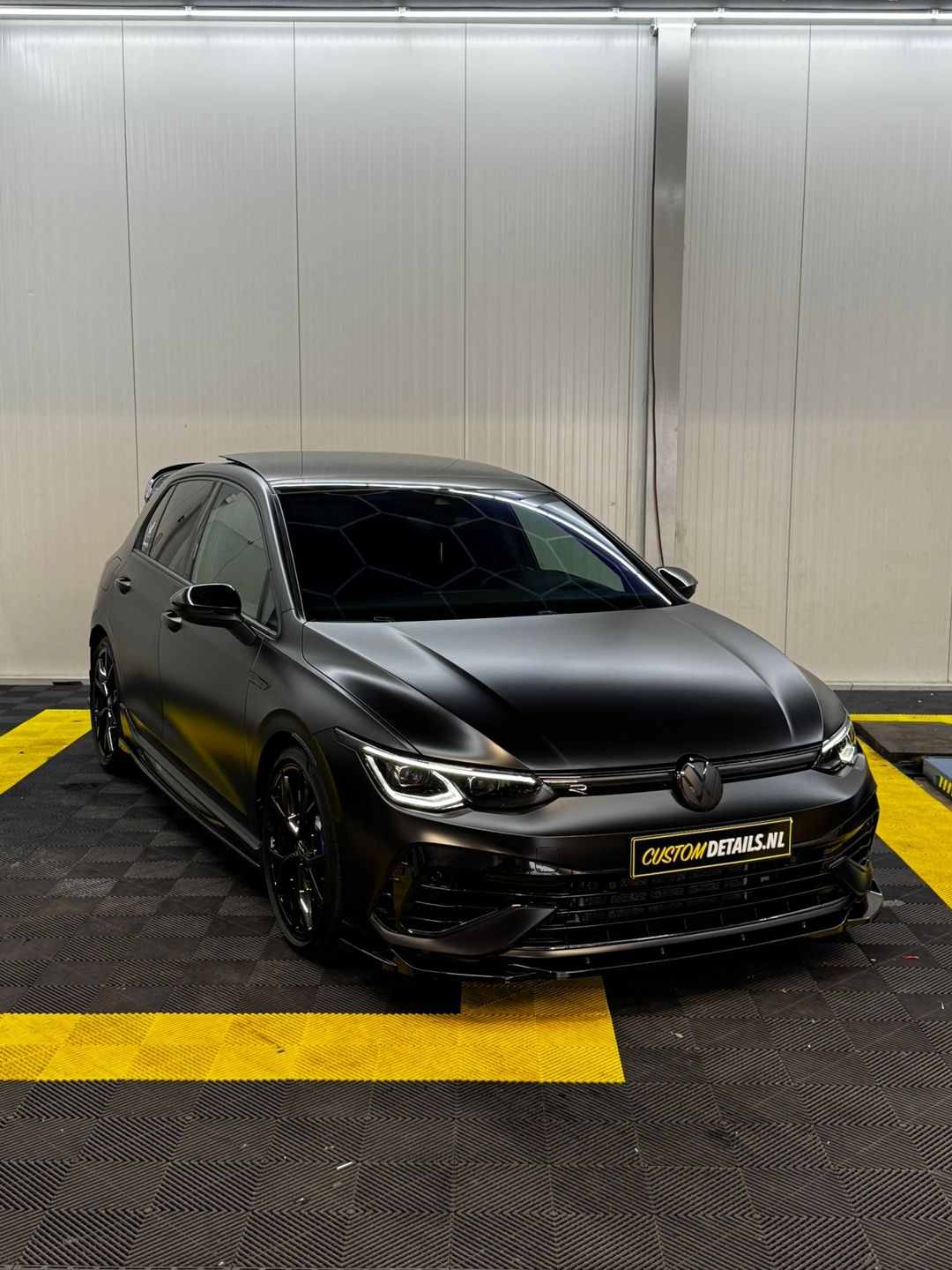 Volkswagen Golf R in satijn zwart in de werkplaats van CustomDetails in Almere