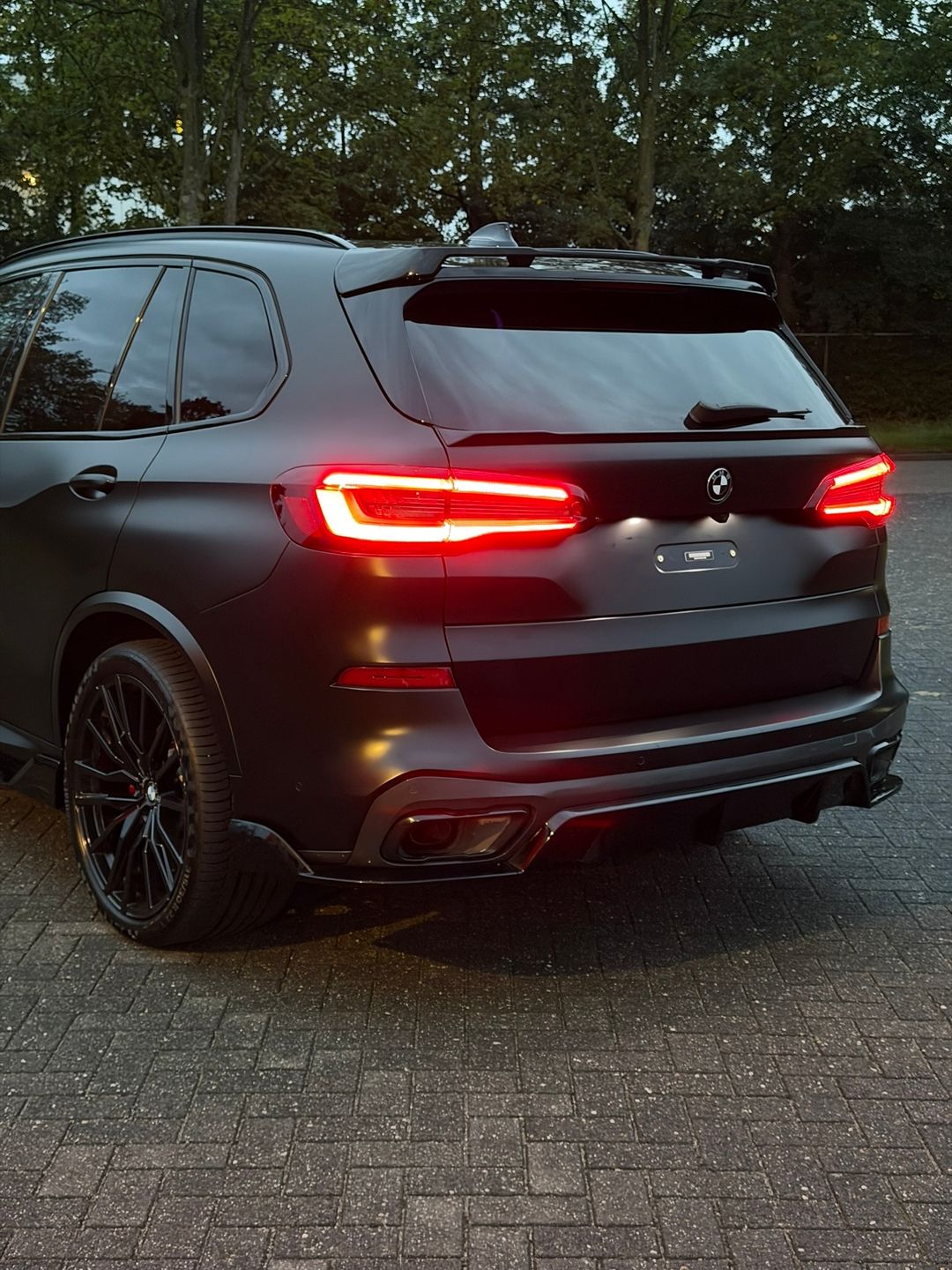 BMW X5 in mat zwart met geblindeerde ramen, achteraanzicht