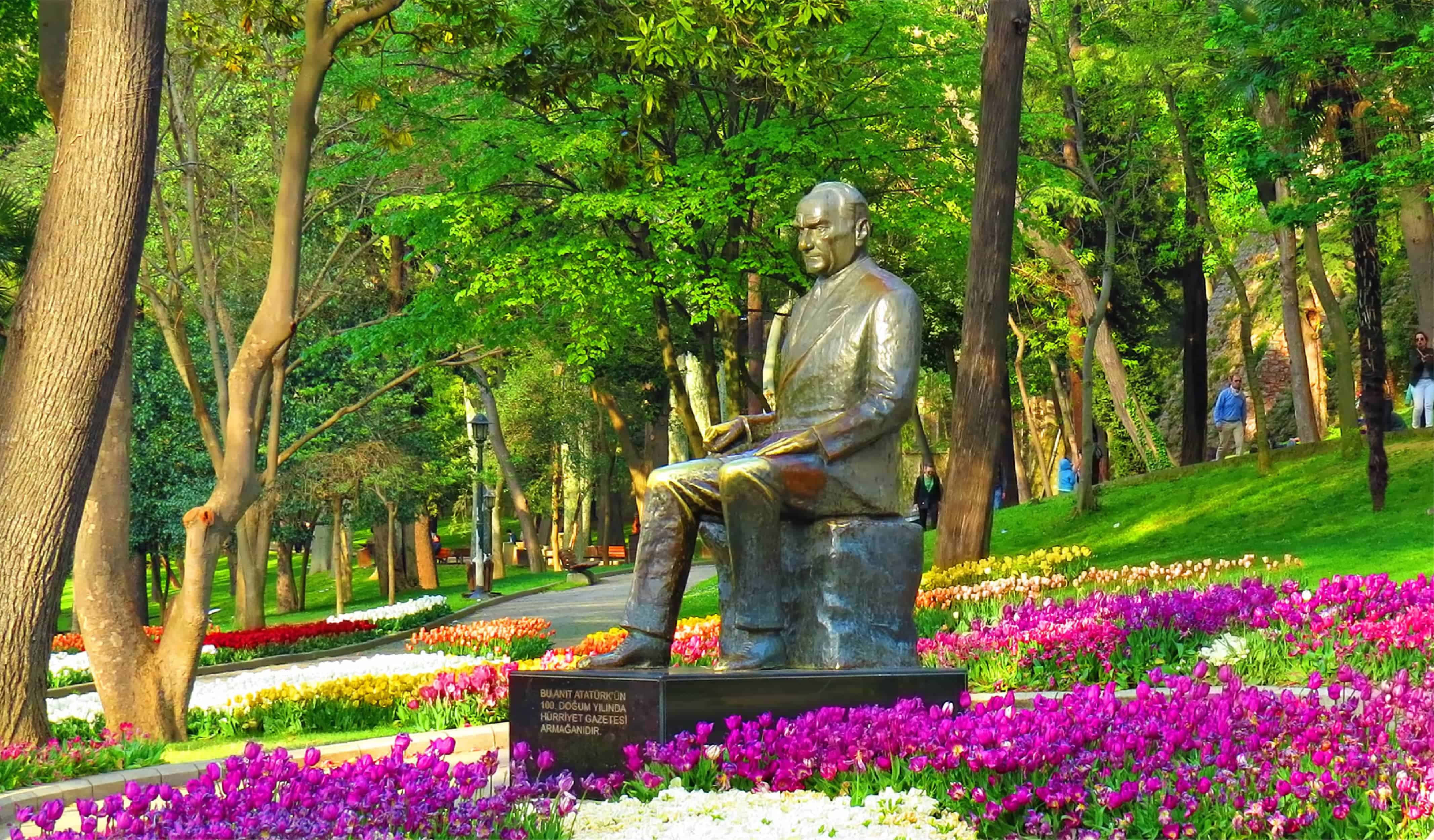 Ataturk statue in Gulhane Park