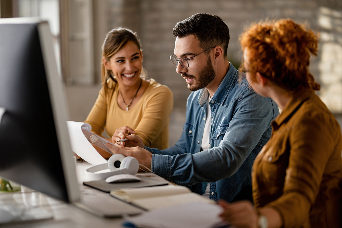 Especialistas Winker em conversa com um cliente