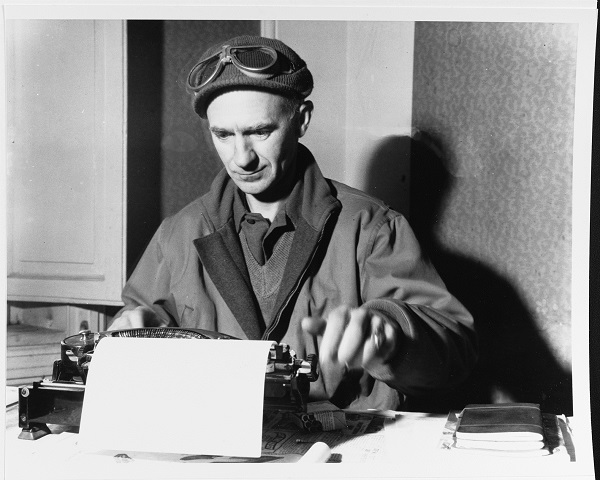 Ernie-Pyle-with-typewriter-1944_witf.jpg