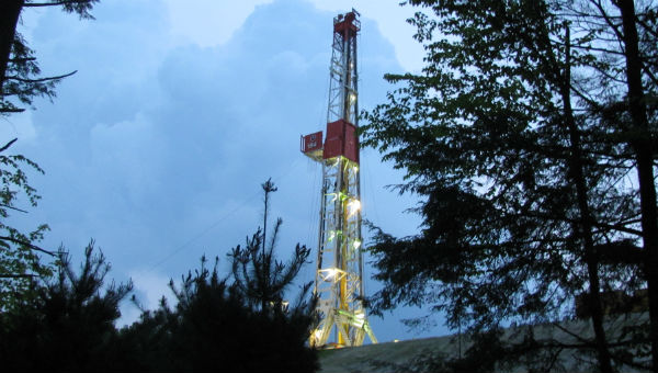 Marcellus Shale gas drilling site at night 600 x 340.jpg