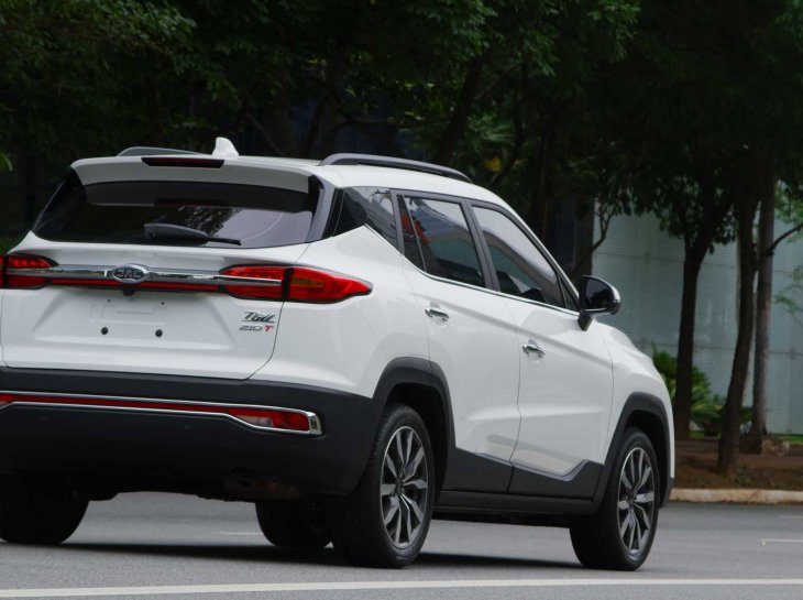 Novo JAC T60 na cor branca visto de traseira