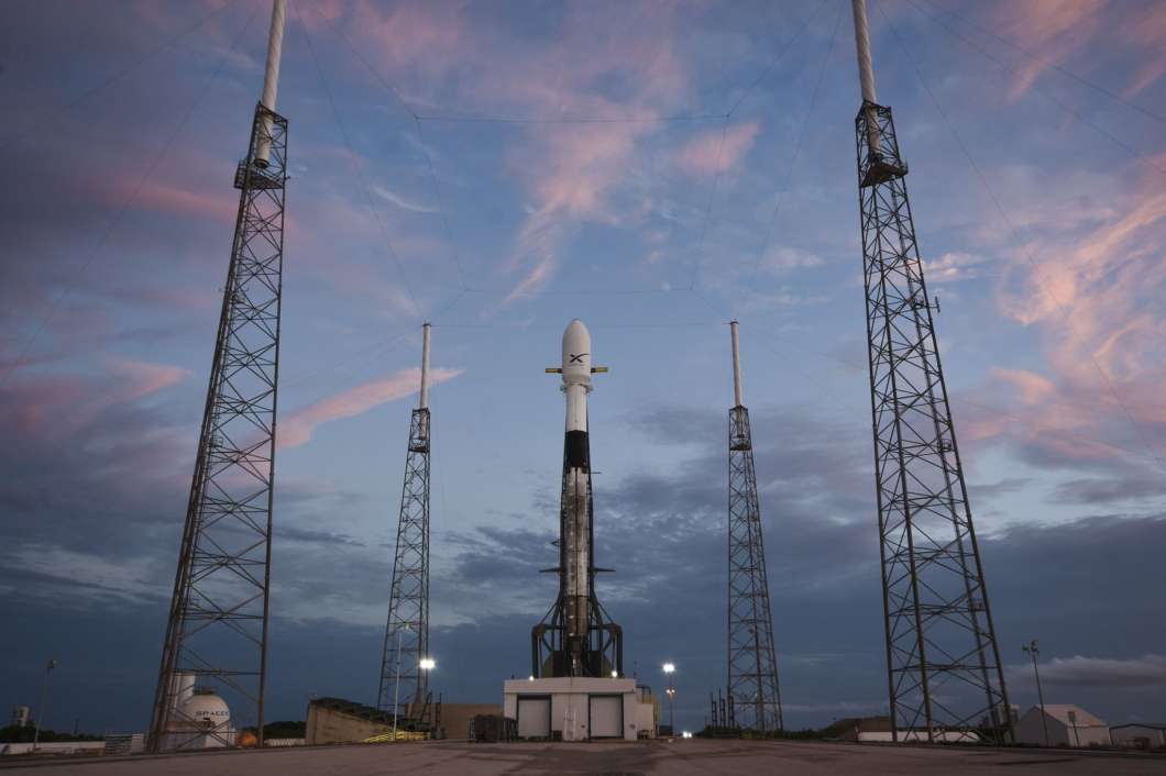 SpaceX’s Falcon 9 rocket stands ready to launch 60 Starlink satellites into orbit. Photo: SpaceX