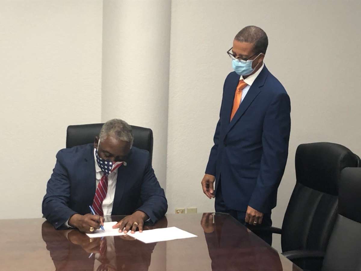 Orange County Mayor Jerry Demings signs and executive order mandating the wearing of face masks in public. Photo: Orange County.