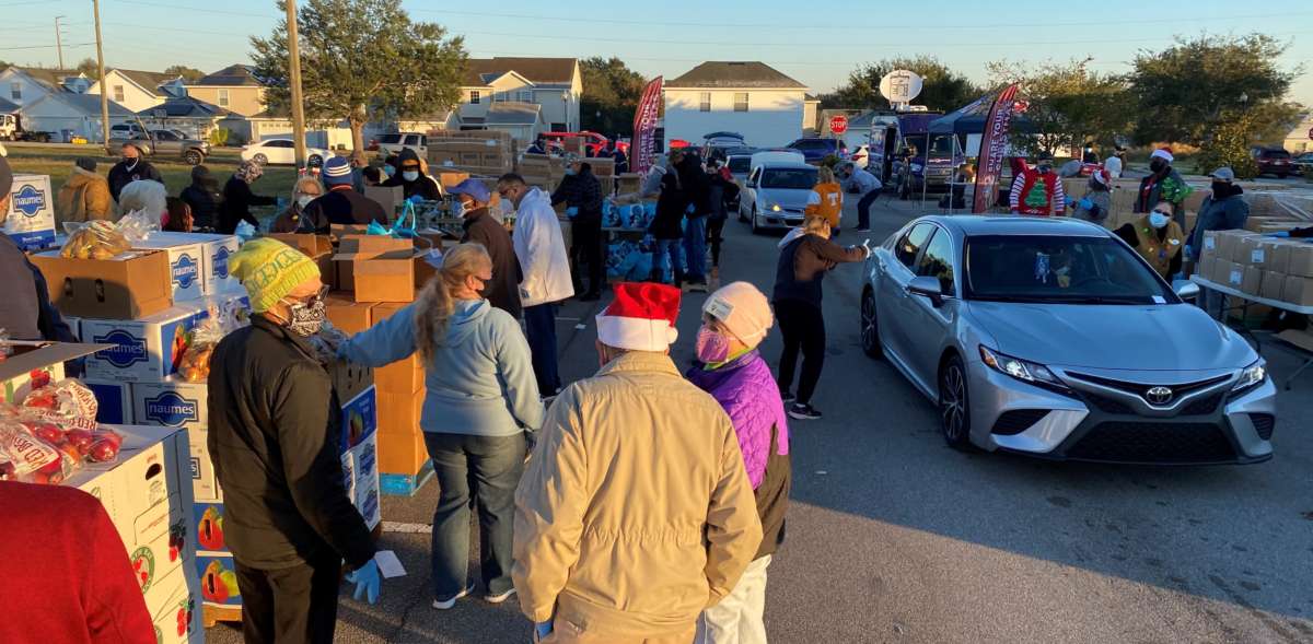 A mobile food drop in Groveland as COVID-19 'food cliff' nears for many families - Central Florida News - Vimarsana News