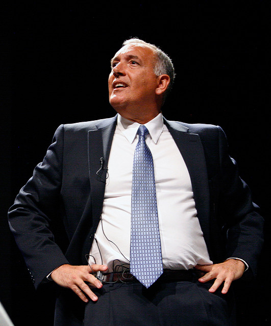 Former FBI agent Joe Navarro discusses various types of subtle non-verbal communication, including images, colors, location, and perception. photography by kris krüg