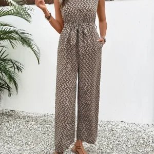 In the summer of 2025, sleeveless jumpsuits are on sale for women with elegant and stylish commuting high-waisted jumpsuits