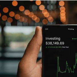 How Does Warren Buffett Invest? Tips to Manage Your Portfolio