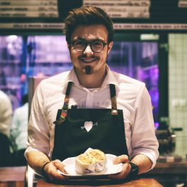 Good Service in Restaurants: Why EMP Gives Gifts to Customers