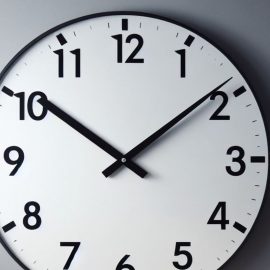 An clock showing the time 10:09.