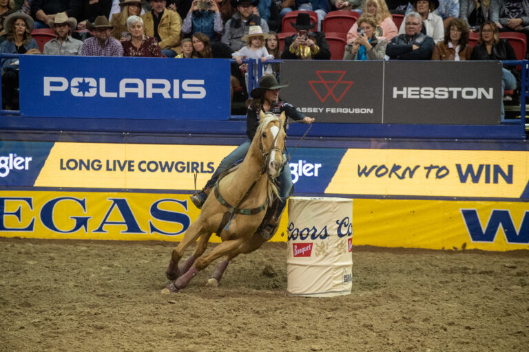 Hailey Kinsel NFR loses reins.